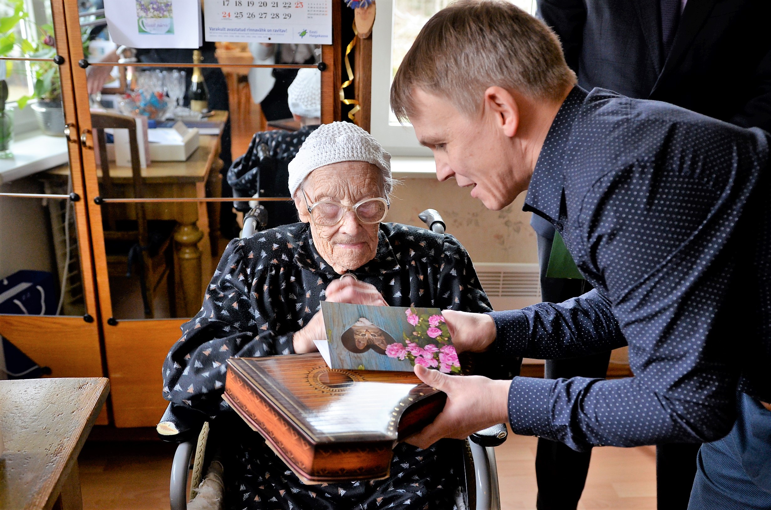 Väino Maasalu õnnitlemas 108aastast sünnipäevalast Marta Kivi erakogu Varupiltkui jääb ruumi
